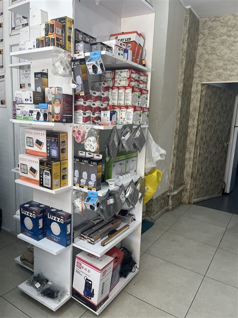 Raflarda sergilenen ampuller, prizler ve elektrik malzemeleri
