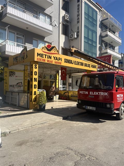 Metin Yapı tabelası ve girişinin yandan görünümü